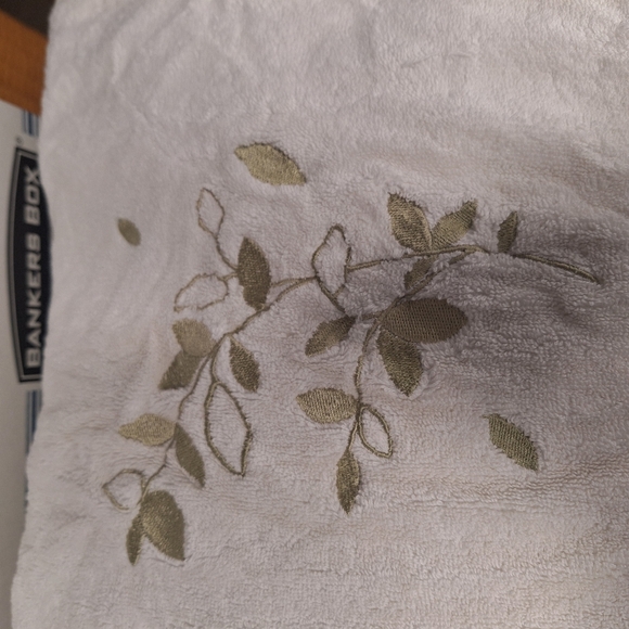 Ceramic bathroom set with matching shower curtain and decorative towels - Picture 6 of 6